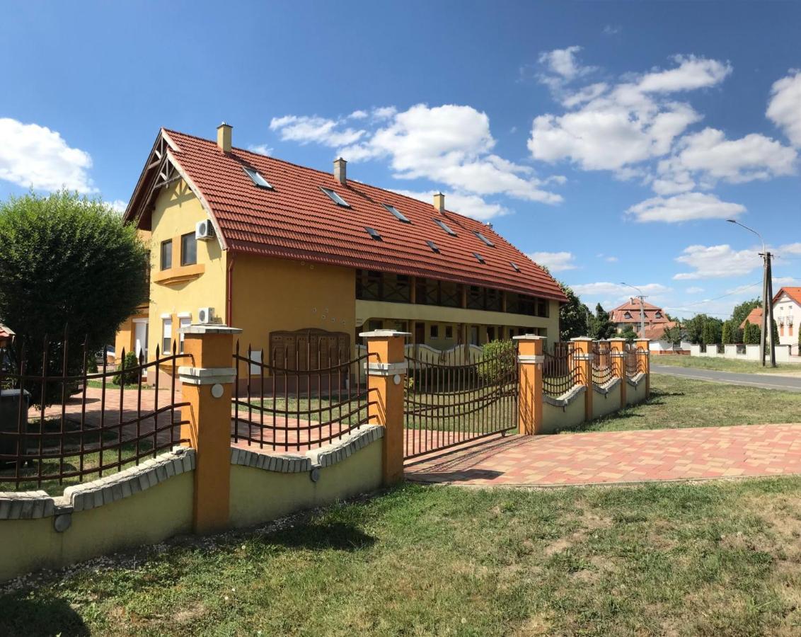 Pitypang Apartman Gyula Buitenkant foto