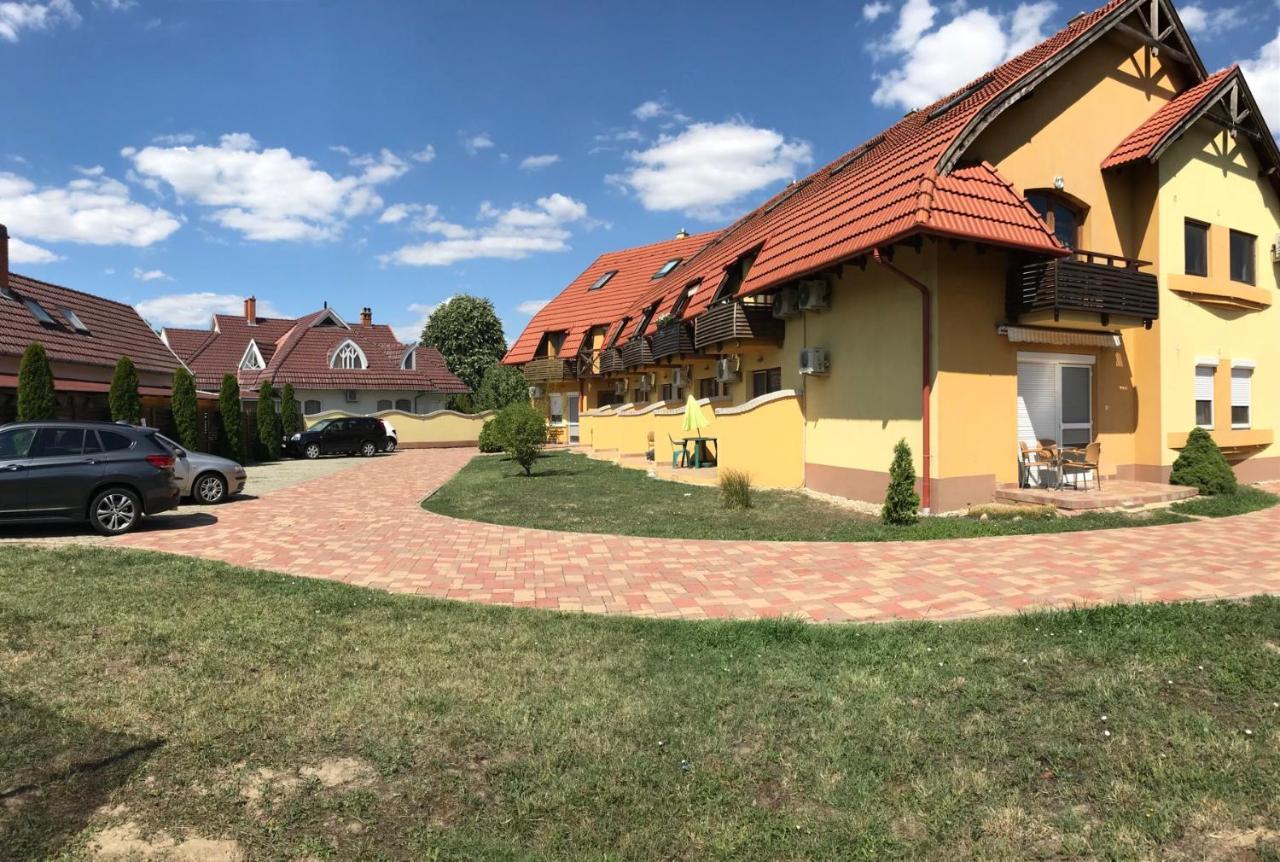 Pitypang Apartman Gyula Buitenkant foto