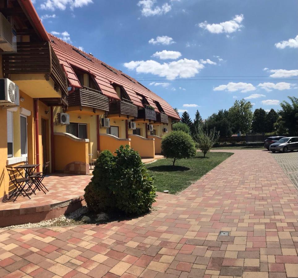 Pitypang Apartman Gyula Buitenkant foto